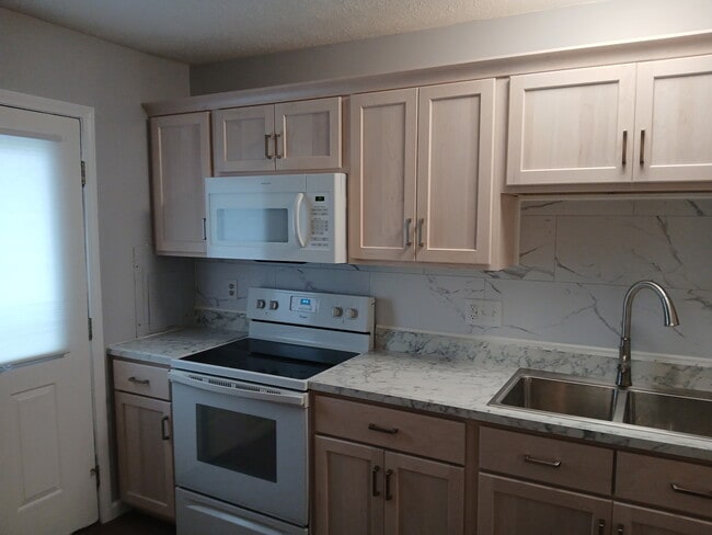 916 Millis Ave, Unit D in Boonville, IN - Foto de edificio - Building Photo