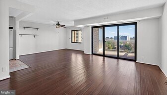 307 Yoakum Pkwy in Alexandria, VA - Building Photo