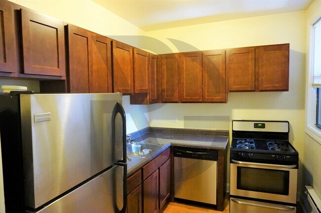 3732 N Pine Grove Ave, Unit 3722-3E in Chicago, IL - Building Photo - Building Photo