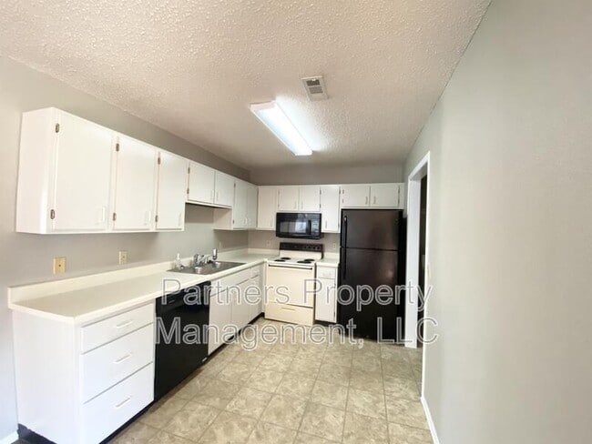 1643 N Dawn Dr in Fayetteville, AR - Building Photo - Building Photo