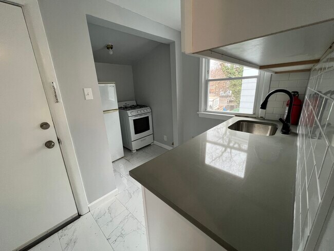 594 Christopher St, Unit 2 in Orange, NJ - Building Photo - Building Photo