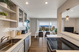650 The Village, Unit 117 in Redondo Beach, CA - Building Photo - Building Photo