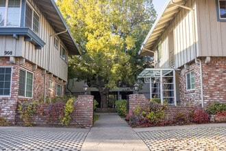 Briarwood Manor in Menlo Park, CA - Building Photo - Building Photo