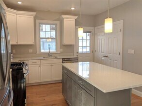 16 Bowen Ave, Unit 1 in Medford, MA - Foto de edificio - Building Photo