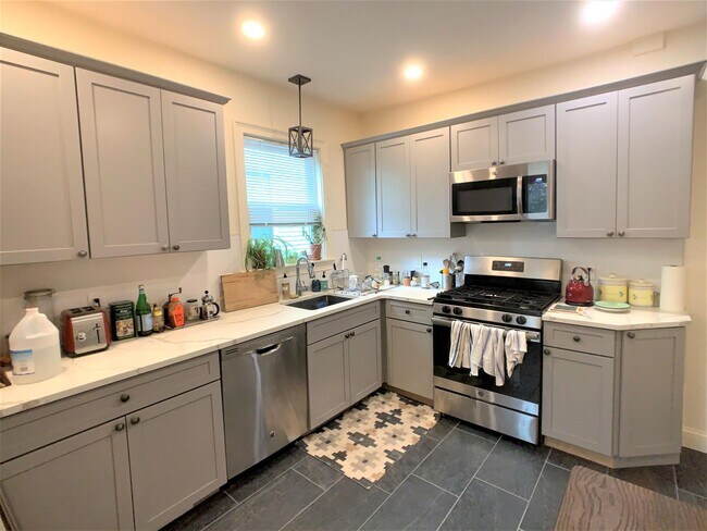 61 Webster Ave in Somerville, MA - Foto de edificio - Building Photo