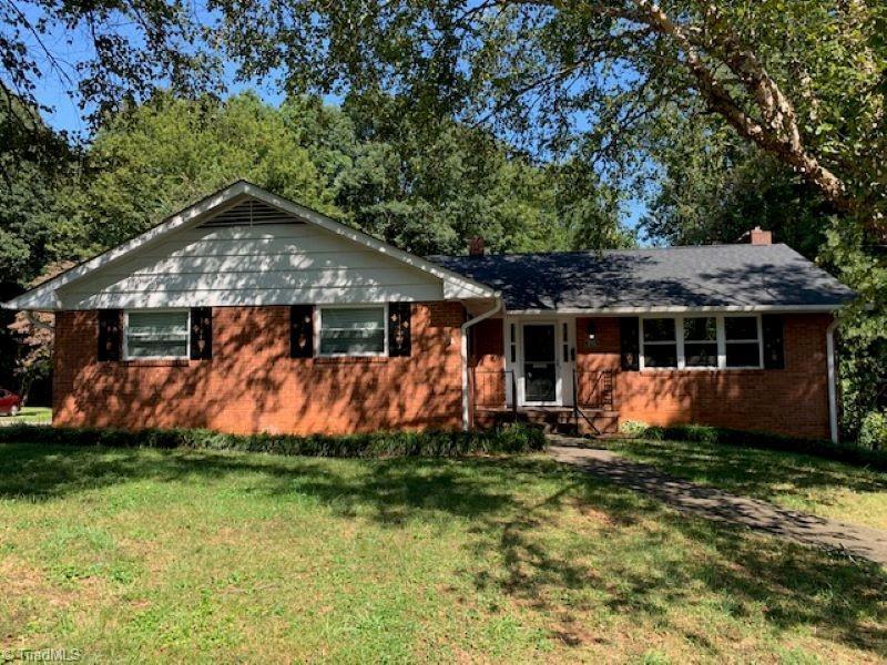 2731 Cherokee Ln in Winston-Salem, NC - Building Photo