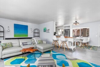 2510 Clairemont Dr in San Diego, CA - Foto de edificio - Building Photo