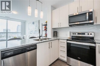 104 Garment St in Kitchener, ON - Building Photo - Building Photo