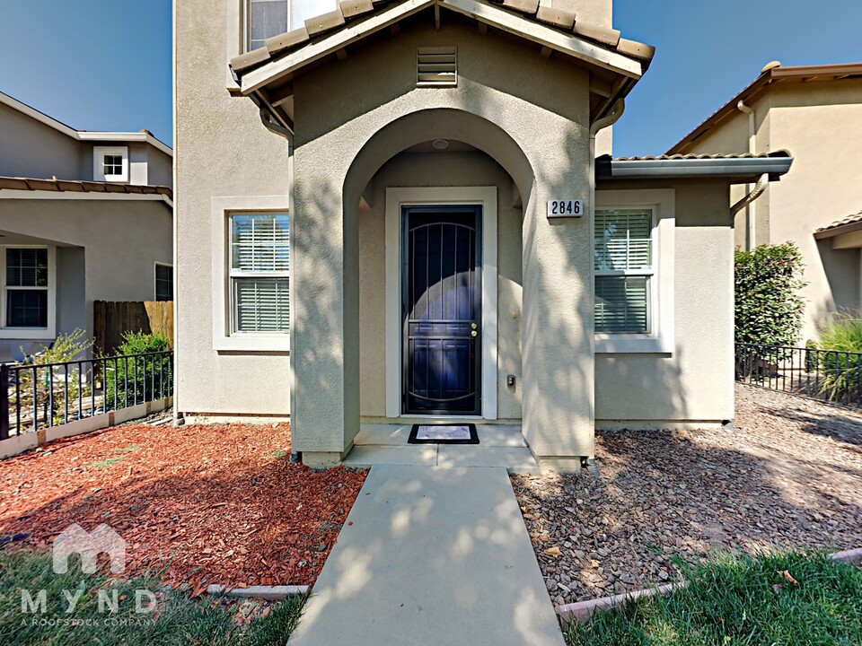 2846 Mojave Dr in West Sacramento, CA - Foto de edificio