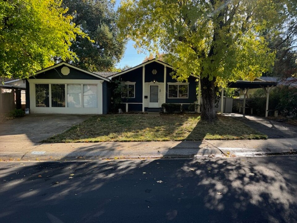 845 Christine Ave in Redding, CA - Foto de edificio