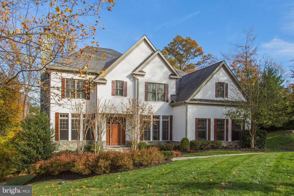 7004 Green Oak Dr in McLean, VA - Building Photo