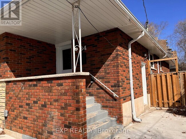 64 Gainsborough Rd in Hamilton, ON - Building Photo - Building Photo