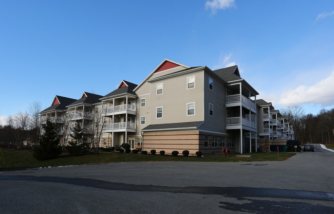 Stone Ledge Apartments 55+ Senior Community in Hyde Park, NY - Building Photo - Building Photo