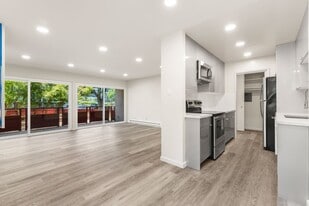 Carlmont Apartments in Belmont, CA - Building Photo