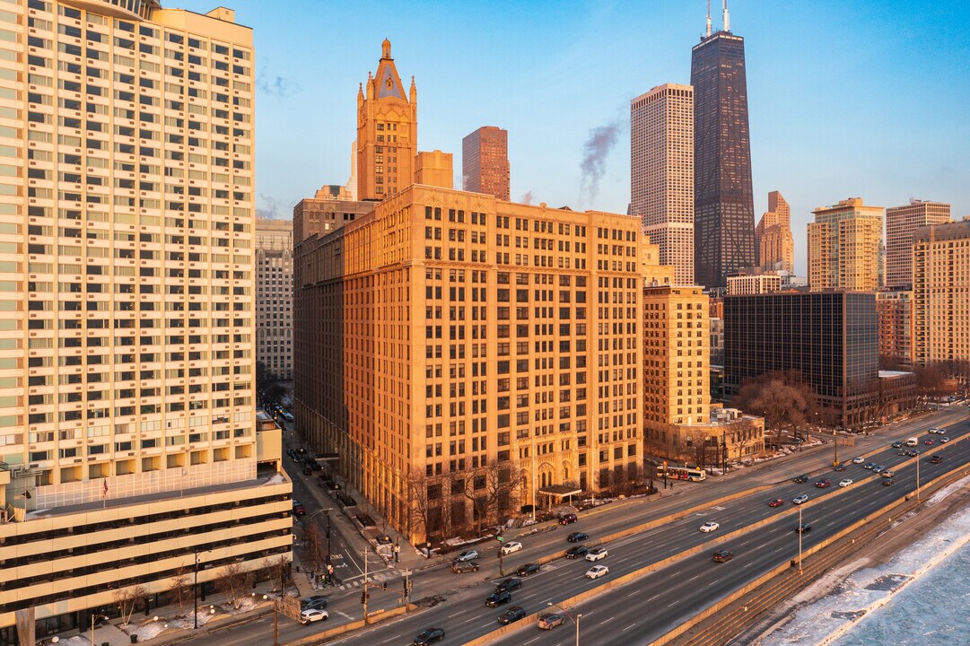 680 N Lake Shore Dr in Chicago, IL - Foto de edificio