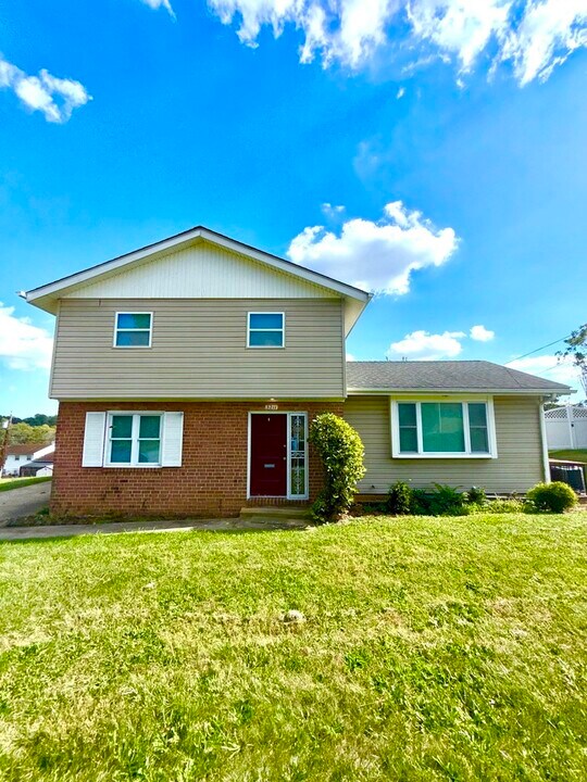 3211 St Lukes Ln in Baltimore, MD - Building Photo