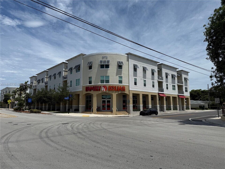 5978 SW 64th St in Miami, FL - Building Photo