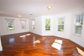 21 Arrandale Ave in Great Neck, NY - Building Photo - Building Photo