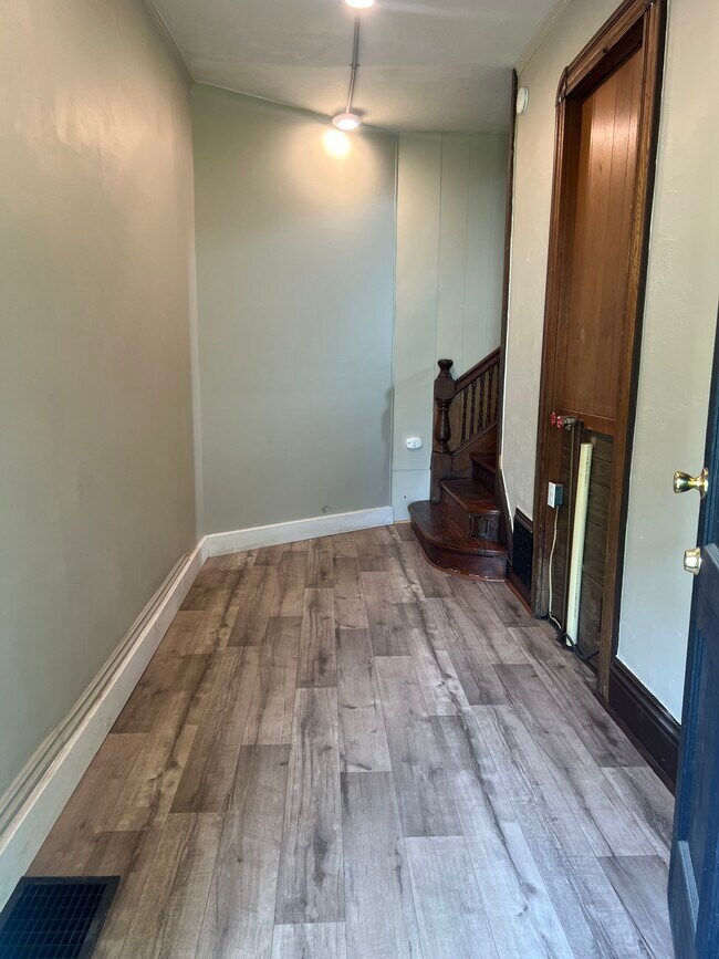 118 E Chemung Pl, Unit B in Elmira, NY - Building Photo - Building Photo