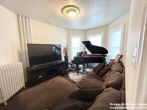 151 E Cottage St, Unit 1 in Boston, MA - Foto de edificio - Building Photo