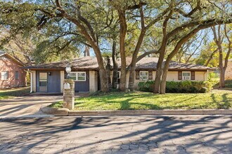 8806 Fox Hollow Dr in Waco, TX - Building Photo - Building Photo