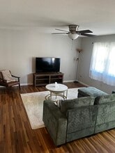 1026 N Jefferson St, Unit 1026 unit B in Lincoln, IL - Building Photo - Building Photo