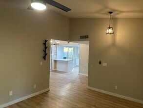 14837 N 25th Dr, Unit 13 in Phoenix, AZ - Foto de edificio - Building Photo