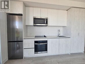 5858 Yonge St in Toronto, ON - Building Photo - Building Photo