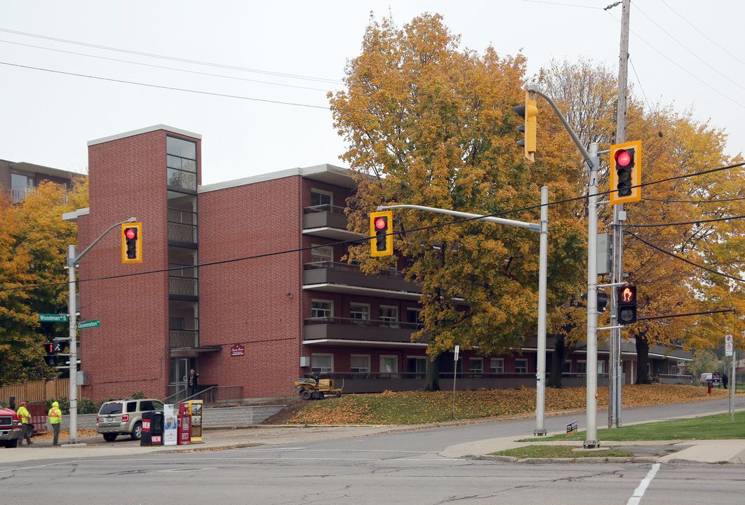 Sunrise Towers in Hamilton, ON - Building Photo