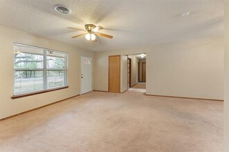 4 Douglas Dr in Mabank, TX - Foto de edificio - Building Photo