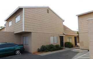 5235 Golden Ln in Las Vegas, NV - Building Photo
