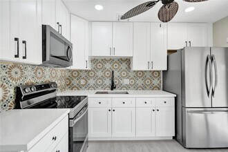 136 Miami Gardens Rd in West Park, FL - Building Photo - Building Photo