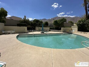 882 Village Square N in Palm Springs, CA - Building Photo - Building Photo