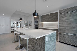 460 NE 28th St, Unit 2806 in Miami, FL - Foto de edificio - Building Photo