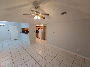 13806 Long Glen Dr in Houston, TX - Foto de edificio - Building Photo