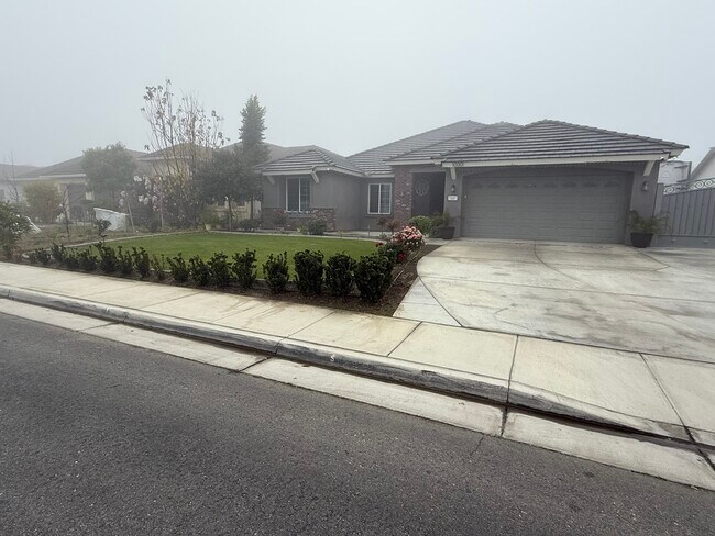 10001 Biscayne Dr in Bakersfield, CA - Foto de edificio - Building Photo