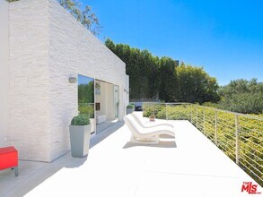 9422 Readcrest Dr in Beverly Hills, CA - Building Photo - Building Photo