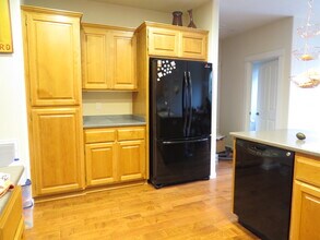 2221 Dollarhide Way in Ashland, OR - Foto de edificio - Building Photo