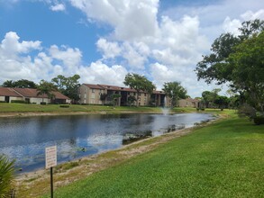 724 Sunny Pine Way, Unit G2 in Greenacres, FL - Foto de edificio - Building Photo