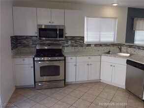 7332 Ribbon Ridge Ave in Las Vegas, NV - Building Photo - Building Photo