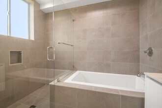 4418 S Slauson Ave, Unit 401 in Los Angeles, CA - Foto de edificio - Building Photo