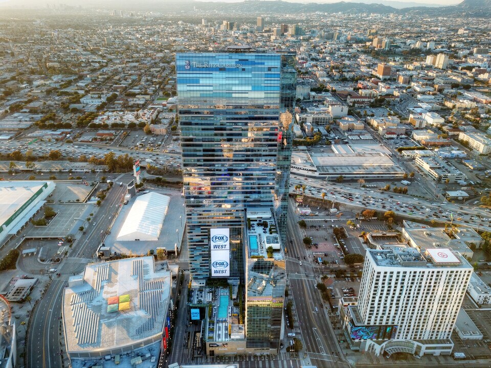 900 W Olympic Blvd, Unit Residence 3200 in Los Angeles, CA - Building Photo