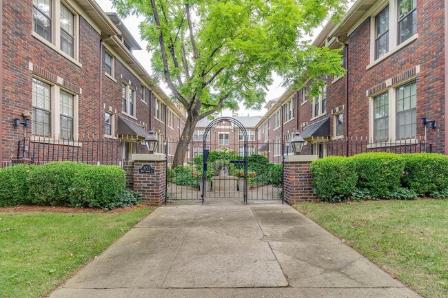 1711 18th Ave S, Unit F2 in Nashville, TN - Building Photo - Building Photo