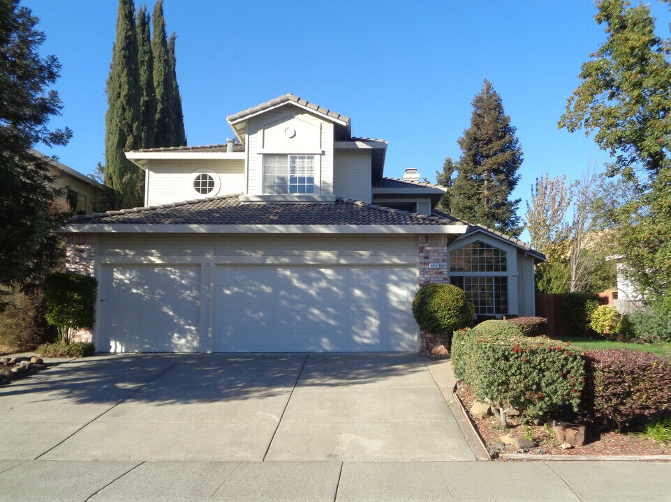 3212 Bear Creek Dr in Fairfield, CA - Foto de edificio