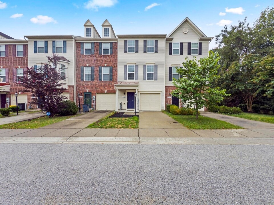 7425 Willow View Ln in Glen Burnie, MD - Building Photo