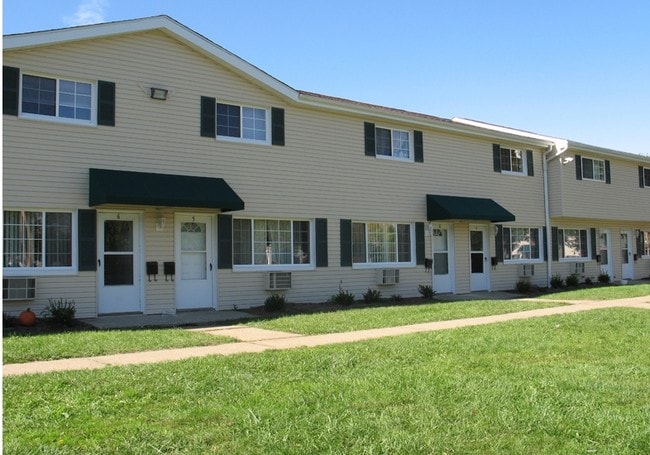Evergreen Village Apartments & Townhouses in Elyria, OH - Foto de edificio - Building Photo
