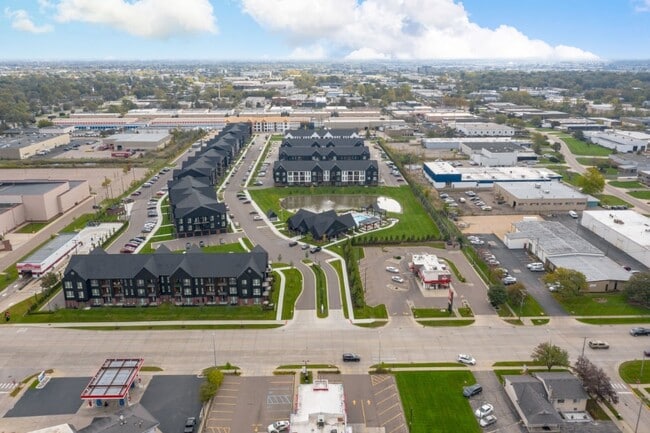 Uptown Square Apartments in Troy, MI - Foto de edificio - Building Photo