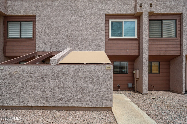 property at 812 W 14th St