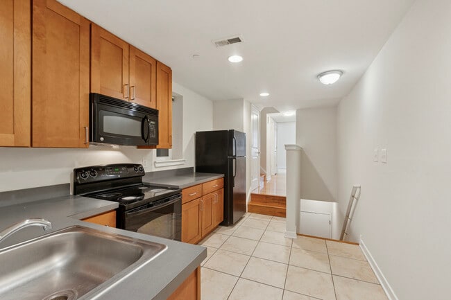 1740 N Sydenham St, Unit B in Philadelphia, PA - Foto de edificio - Building Photo