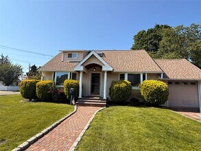 7 Ronald Ave in Hicksville, NY - Building Photo - Building Photo